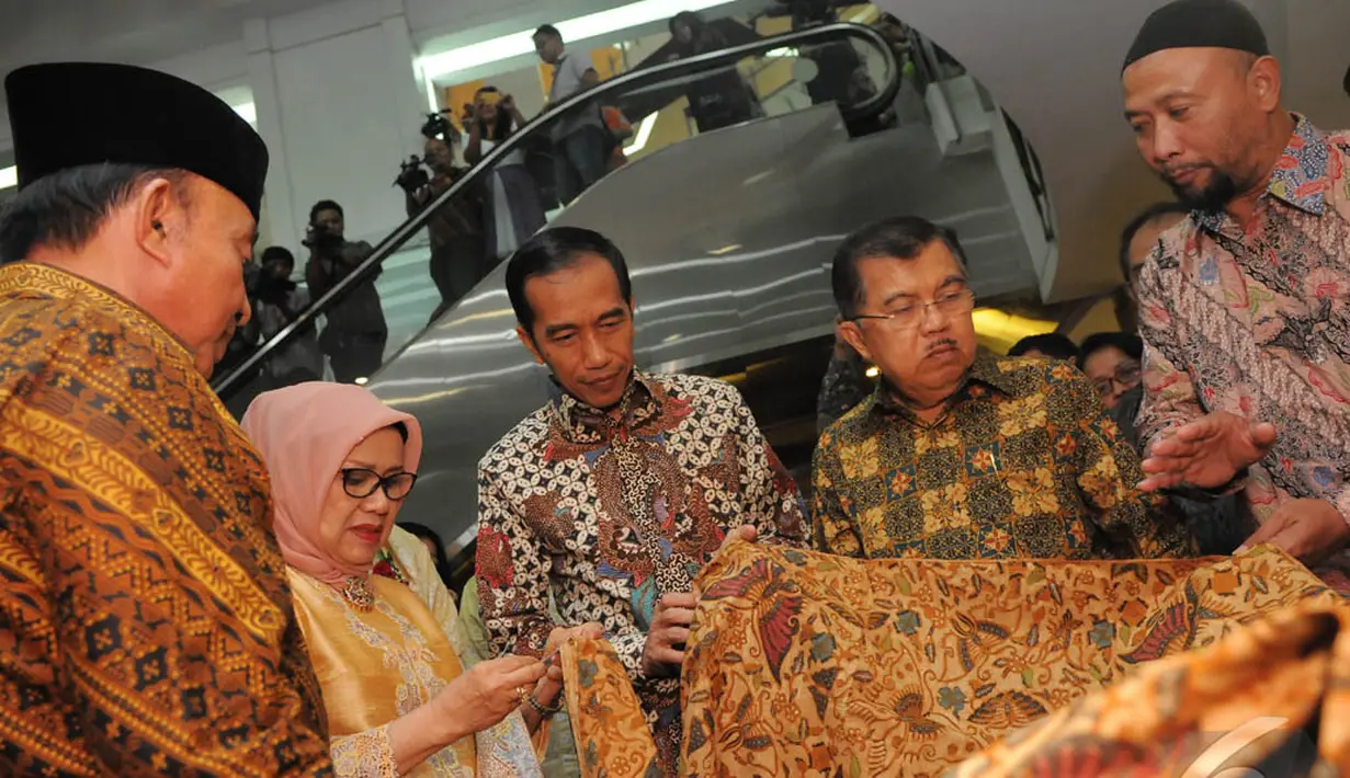 Jokowi dan JK melihat-lihat batik yang dijajakan, Pasaraya Blok M, Jakarta, Kamis (2/10/2014) (Liputan6.com/Herman Zakharia)