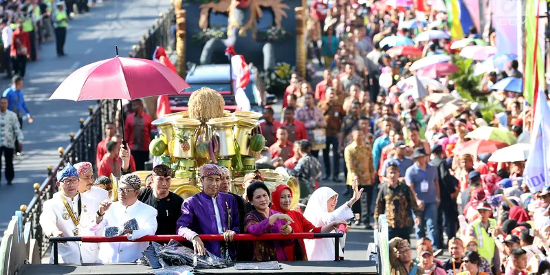 Jokowi Kenakan Baju Sunda Buka Karnaval Kemerdekaan di Bandung