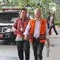 Tersangka mantan Dirjen Hubla Kementerian Perhubungan, Antonius Tonny Budiono berjalan memasuki Gedung KPK di Jakarta, Jumat (26/1). Juru bicara KPK, menyatakan Antonius diperiksa untuk kebutuhan pengembangan perkara. (Liputan6.com/Herman Zakharia)