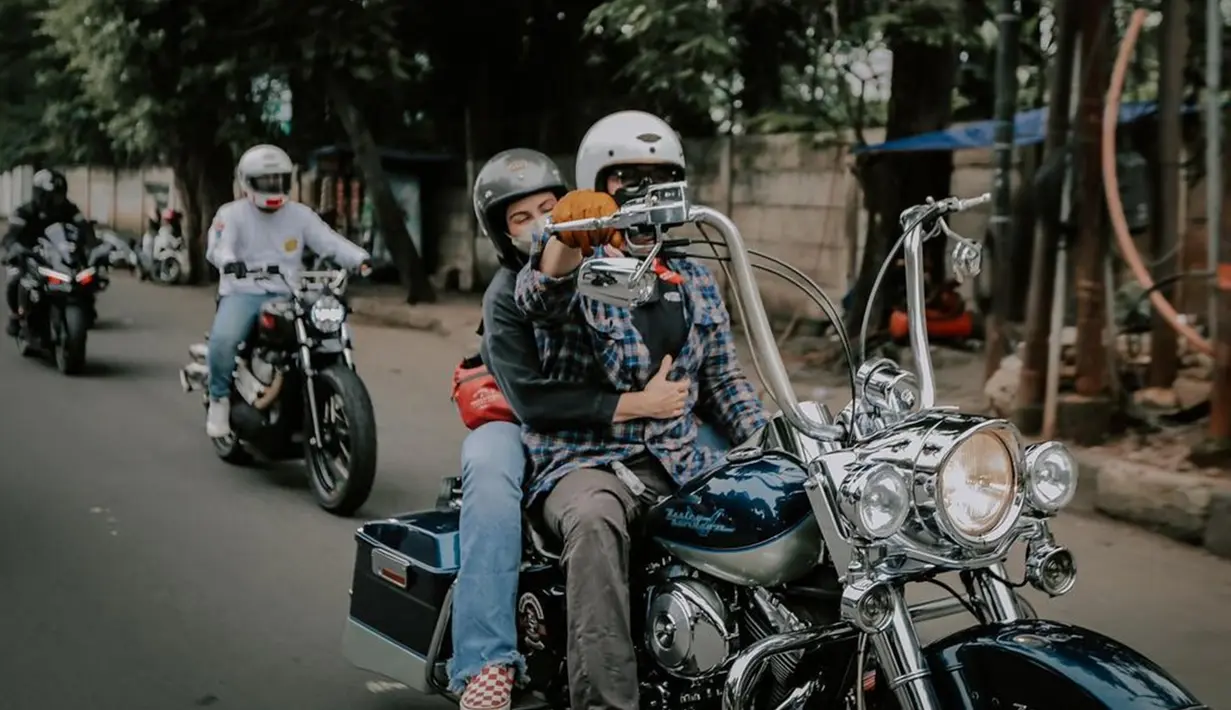 Ferry Maryadi bahkan tak ragu mengajak sang istri untuk melakukan sunmori dengan moge miliknya. Bahkan, kemesraan juga diperlihatkan oleh pasangan artis ini. (Liputan6.com/IG/@kangferrymaryadi)