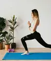 Berbeda dengan gerakan maju, langkah ke belakang pada reverse lunge memberikan kontrol yang lebih stabil terhadap posisi tubuh (Sumber: Pexels.com)