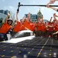 Universita Delft, merayakan kemenangannya dengan kendaraan solar mereka, Nuna8. (BBC)