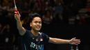 Selebrasi pebulu tangkis tunggal putra Indonesia, Anthony Sinisuka Ginting setelah mengalahkan wakil Denmark, Anders Antonsen pada laga final Singapore Open 2023 di Singapore Indoor Stadium, Singapura, Minggu (11/6/2023). Anthony Ginting menang dua game langsung 21-16, 21-13 untuk menjadi juara. (AFP/Roslan Rahman)