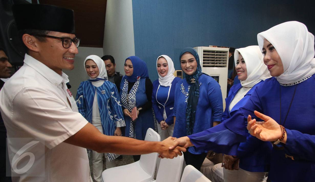 Cawagub Sandiaga Uno bersalaman dengan sejumlah anggota PAN saat menghadiri deklarasi dukungan di Jakarta, Rabu (22/3). Pasangan cagub dan cawagub, Anies-Sandiaga mendapat dukungan dari Partai Amanat Nasional (PAN). (Liputan6.com/Immanuel Antonius)