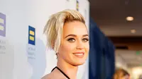 “John dan Katy berbicara banyak belakangan ini,” ucap sumber. “Dia (Katy) mengatakan padanya bahwa dirinya masih mencintai dirinya (John), tetapi sangat ragu untuk kembali bersama,” tambah sumber. (AFP/Bintang.com)