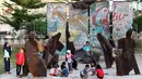 Beberapa anak bermain di area patung menembus batas di kawasan RPTRA Kalijodo, Jakarta, Minggu (30/12). Libur panjang jelang pergantian tahun dimanfaatkan warga untuk berlibur di kawasan RPTRA Kalijodo, Jakarta. (Liputan6.com/Helmi Fithriansyah)
