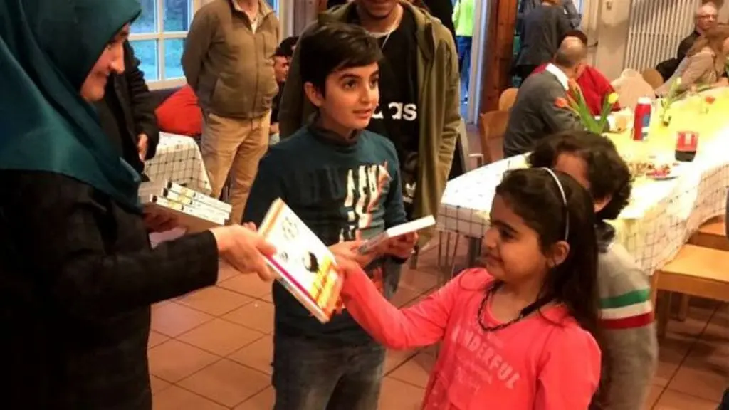 Anak-anak pengungsi Suriah di Jerman menerima buku Kapten Tsubasa edisi bahasa Arab (WEFA/Facebook/BBC)