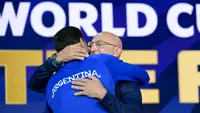 Pelatih Timnas Spanyol, Luis de la Fuente (kanan), dan pelatih Timnas Argentina, Lionel Scaloni (kiri), saling berpelukan dalam sebuah acara bersama suporter di Javits Center, New York, pada 17 Juli 2026, dua hari sebelum pertandingan final Piala Dunia FIFA 2026 antara Spanyol dan Argentina. (JUAN MABROMATA / AFP)