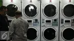  Pengunjung melihat mesin Laundry saat pameran di Expo Clean & Expo Laundry di Jakarta, Kamis (6/4). Pameran tersebut diselenggarakan pada 7-9 April 2016 dan menampilkan 300 exhibitor dari dunia kebersihan dan laundry. (Liputan6.com/Faizal Fanani)