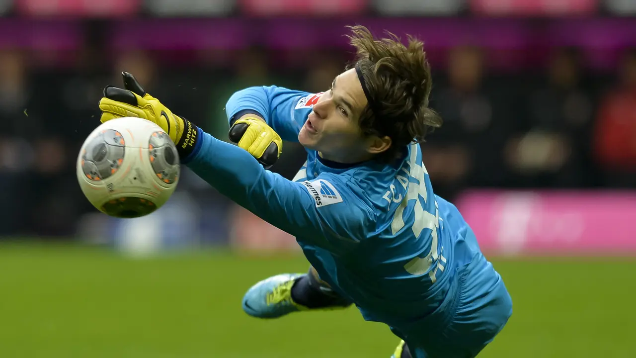 Aksi Brilian Kiper Augsburg Selamatkan Gawangnya