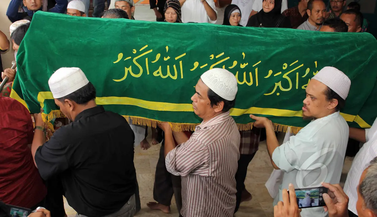 Keranda jenazah almarhum Didi Widiatmoko alias Didi Petet dibawa usai disalatkan di masjid Baitul Qarim di kawasan Ciputat, Tangsel, Jumat (15/5/2015). Rencananya almarhumah Didi Petet akan dimakamkan di TPU Tanah Kusir. (Liputan6.com/Helmi Afandi)