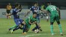 Gelandang Bhayangkara FC, TM Ichsan, terjatuh saat berebut bola dengan pemain Arema FC, Adam Alis, pada laga Liga 1 di Stadion Patriot, Bekasi, Jumat (4/8/2017). Bhayangkara FC menang 2-1 atas Arema FC. (Bola.com/M Iqbal Ichsan)