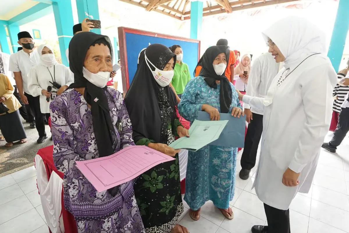 Bupati Banyuwangi Ipum Fiestiandani (baju putih) meninjau langsung pembagian Bansos (Istimewa)