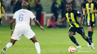 Pemain Al Ittihad, N'Golo Kante, berusaha melewati pemain Al Nassr, Seko Fofana, dalam laga tunda pekan ke-17 Liga Arab Saudi di King Abdullah Sport City Stadium, Jeddah, Rabu (27/12/2023). (Photo by AFP)