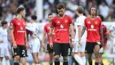 Pemain Manchester United, Bruno Fernandes, tertunduk lesu setelah MU ditahan imbang Fulham dalam laga pekan ke-2 Premier League 2025/2026 di Craven Cottage, Minggu (24/8/2025) malam WIB. (AFP/Justin Tallis)