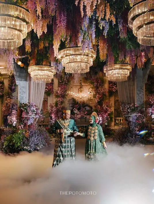 Pernikahan Andi dan Enon digelar begitu megah terlihat dari dekorasi resepsi pernikahan penuh bunga. Dan mengundang kurang lebih 7.500 tamu. [@thepotomoto]