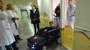 Souvail (2) mengendarai mobil mainan listrik menuju ruang operasi di Rumah Sakit Valenciennes, Prancis, Jumat (2/2). Rumah sakit ini memiliki tiga mobil mainan yang salah satunya sumbangan dari Valenciennes Football Club. (FRANCOIS LO PRESTI/AFP)