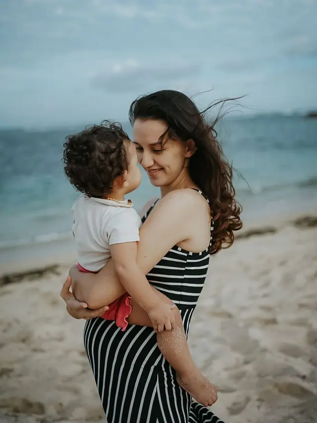 Hamil 26 Minggu, Ini 6 Potret Dahlia Poland Pamer Baby Bump