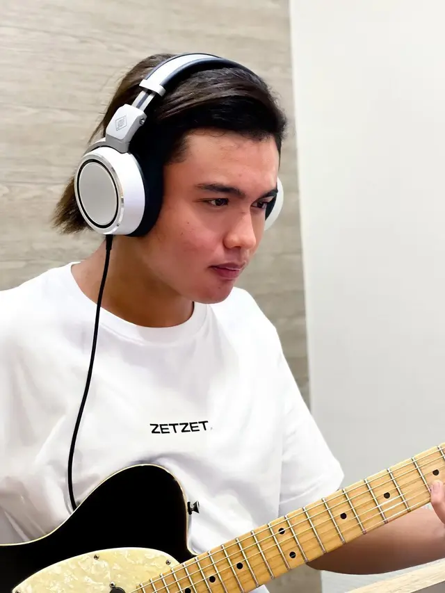 7 Potret Restu, Putra Charly van Houten yang Ikut Terjun di Dunia Musik