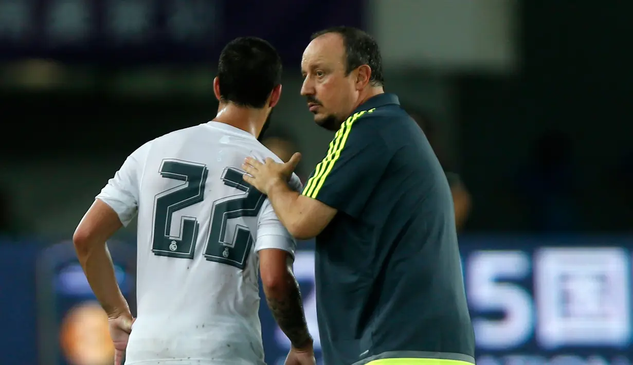 Pelatih baru Real Madrid Rafael Benitez (kanan) memberi instruksi kepada pemainnya Francisco Roman " Isco " di Stadion Tianhe, Cina, Senin, (27/7/2015) . Kemenangan Madrid masing – masing dicetak oleh jese, Varane dan James Rodriguez. (REUTERS/Tyrone Siu)