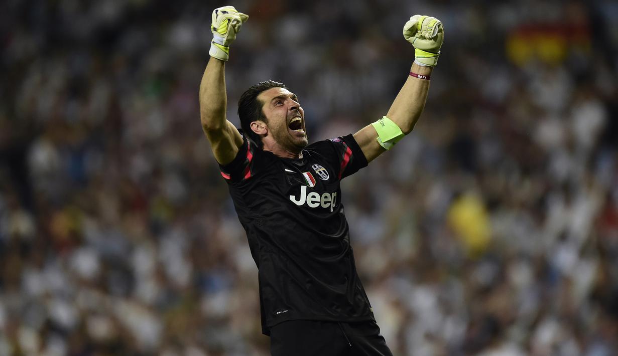 2. Gianluigi Buffon - Sejak tahun 2001 dirinya sudah dipercaya sebagai penjaga gawang utama dari Juventus meski kala itu masih berusia 23 tahun. Menjadi kiper terbaik Serie A selama delapan musim menjadi bukti kehebatannya bersama Si Nyonya Tua. (AFP/Javier Soriano)