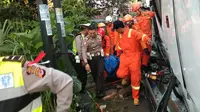 Tim SAR Bandung dan kepolisian mengevakuasi korban bus Kramat Jati. (Dok. Basarnas)