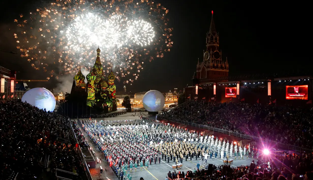Kembang api meletus di atas katedral St. Basil selama  Festival Musik Militer Internasional Menara Spasskaya di Lapangan Merah Moskow, Rusia, Jumat (26/08). Para pemain orkestra militer berasal dari Rusia dan beberapa negara. (REUTERS/Sergei Karpukhin)