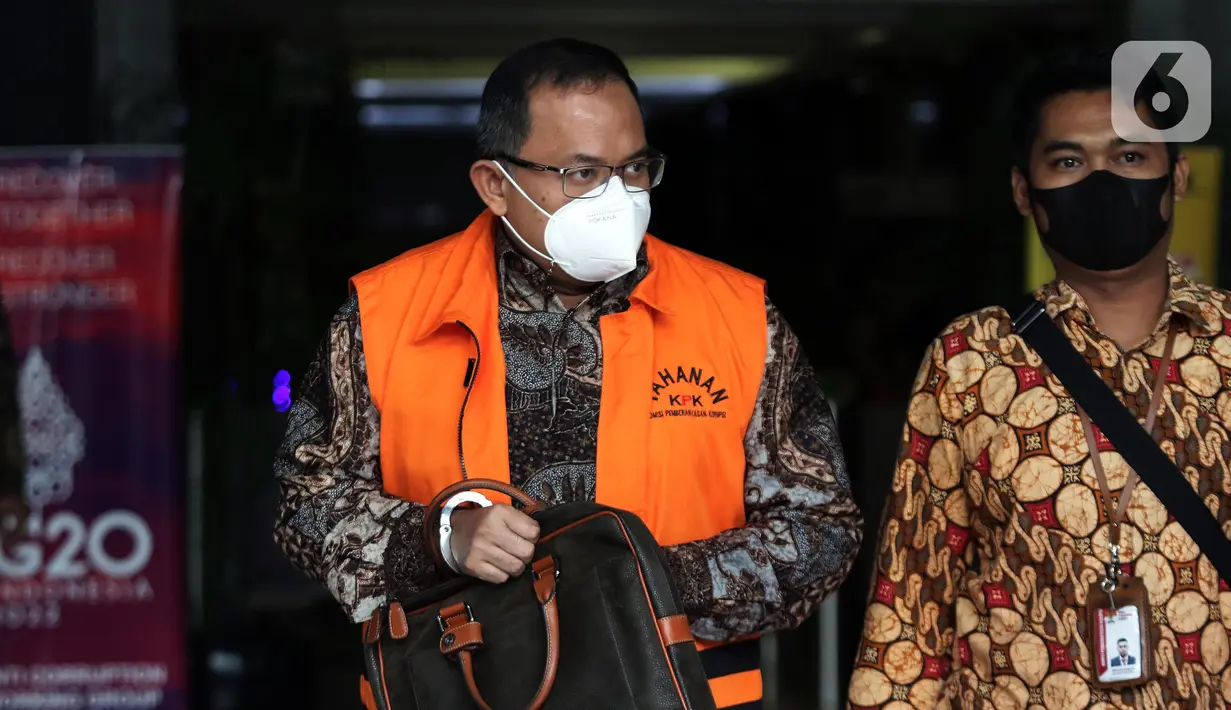 Bupati Musi Banyuasin (nonaktif) Dodi Reza Alex Noerdin (kiri) usai sidang secara daring dari PN Klas IA Palembang, Gedung KPK Jakarta, Rabu (11/5/2022). Sebelumnya, Dodi didakwa menerima hadiah atau janji terkait pengadaan barang/jasa pada Dinas PUPR TA 2021. (Liputan6.com/Helmi Fithriansyah)
