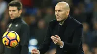Pelatih Real Madrid, Zinedine Zidane melempar bola ke dalam lapangan saat timnya sedang ketinggalan melawan Las Palmas pada lanjutan La Liga Spanyol di Santiago Bernabeu stadium, Madrid, (1/3/2017). Madrid bermain imbang 3-3.  (AP/Paul White)