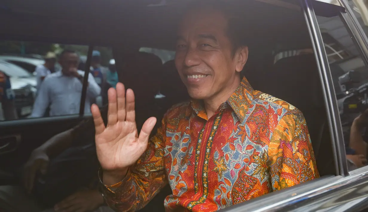 Ketika ditanya, Jokowi meminta hal tersebut ditanyakan ke kuasa hukum. (merdeka.com/Arie Basuki)