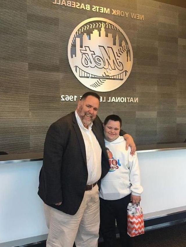 [Bintang] Berusia 21 Tahun, Pemuda Down Syndrome Jadi Pengusaha Kaus Kaki yang Sukses