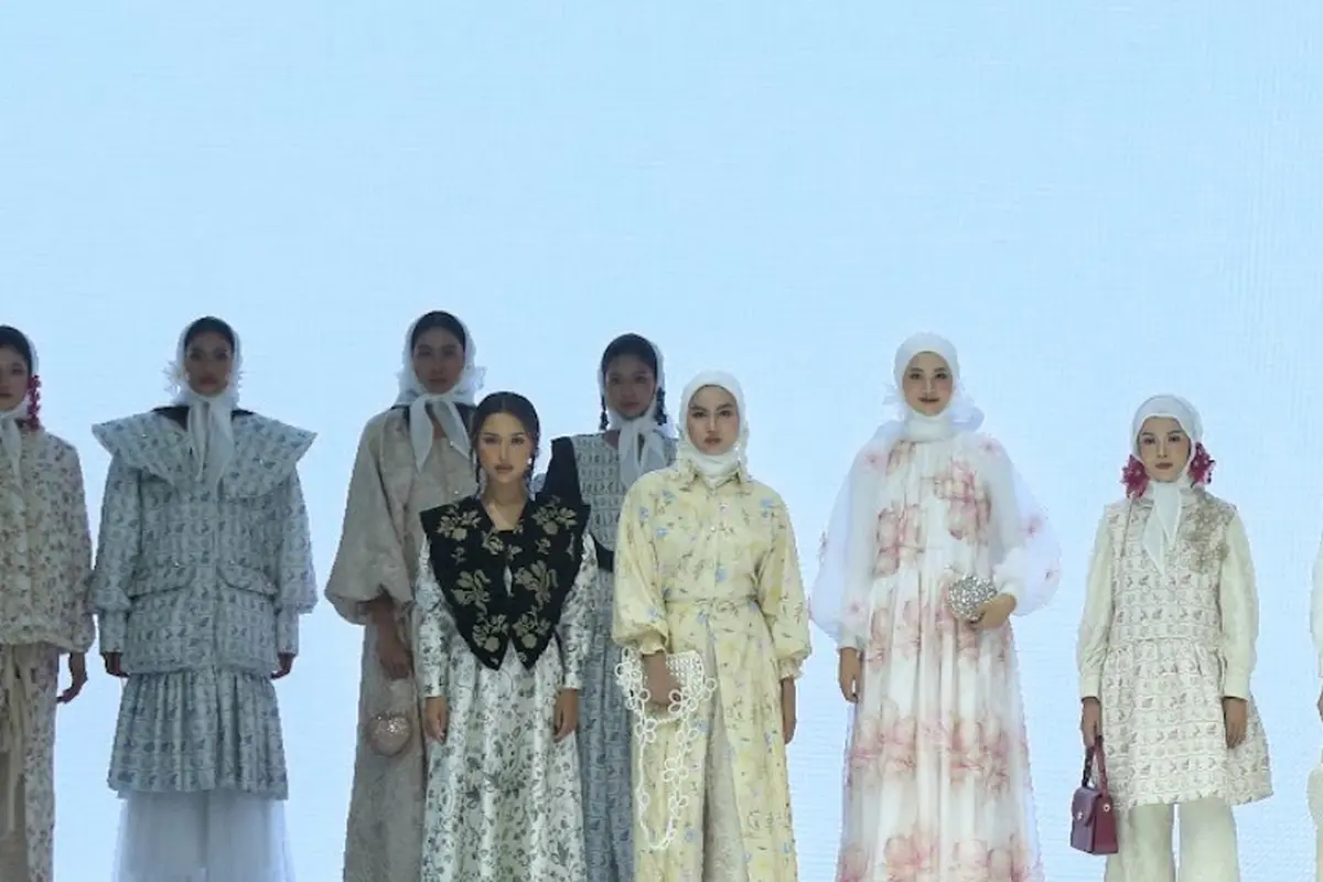 Jennifer Coppen dan Xaviera Putri Percaya Diri Melenggang Kenakan Pakaian Brand Lokal di Panggung JFW 2025