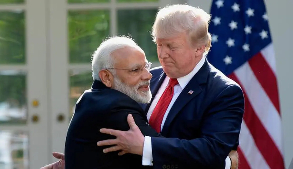Perdana Menteri India Narendra Modi berpelukan dengan Presiden Donald Trump usai berpidato di Gedung Putih, Washington (26/6). Pertemuan itu membahas kemitraan strategis yang semakin erat antara AS dan India. (AP Photo/Susan Walsh)