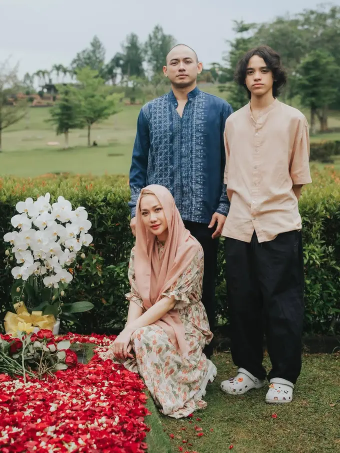 Tampilan Manis dan Santun Bunga Citra Lestari Ziarah ke Makam Ashraf Sinclair, Konsisten dengan Gaun Floral