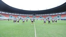 Para pemain PSKC Cimahi sedang melakukan official training di Stadion Pakansari, Cibinong, Kabupaten Bogor, Senin (17/02/2025). PSKC Cimahi melakukan official training sebagai bagian dari persiapan jelang laga melawan Bhayangkara FC besok sore di tempat yang sama. (Bola.com/Nandang Permana)