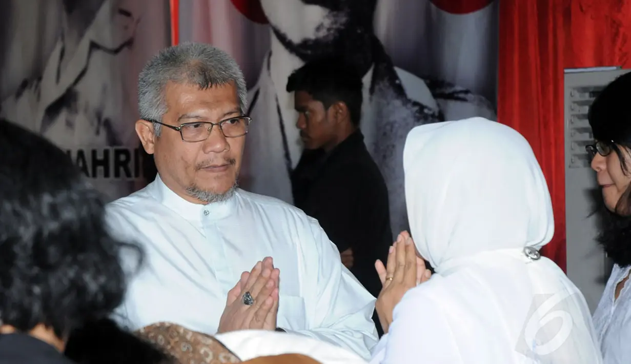 Ketua Umum Partai Bulan Bintang, MS Kaban (kiri), bersalaman dengan istri Alm Suhardi saat datang melayat di DPP Partai Gerindra, (29/8/2014). (Liputan6.com/Helmi Fithriansyah)