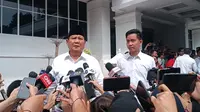 Prabowo Subianto didampingi Gibran Rakabuming Raka tiba di Kantor KPU dalam rangka penetapan pemenang Pilpres 2024. Prabowo dan Gibran akan ditetapkan sebagai Presiden dan Wakil Presiden RI terpilih periode 2024-2029. (Merdeka.com)