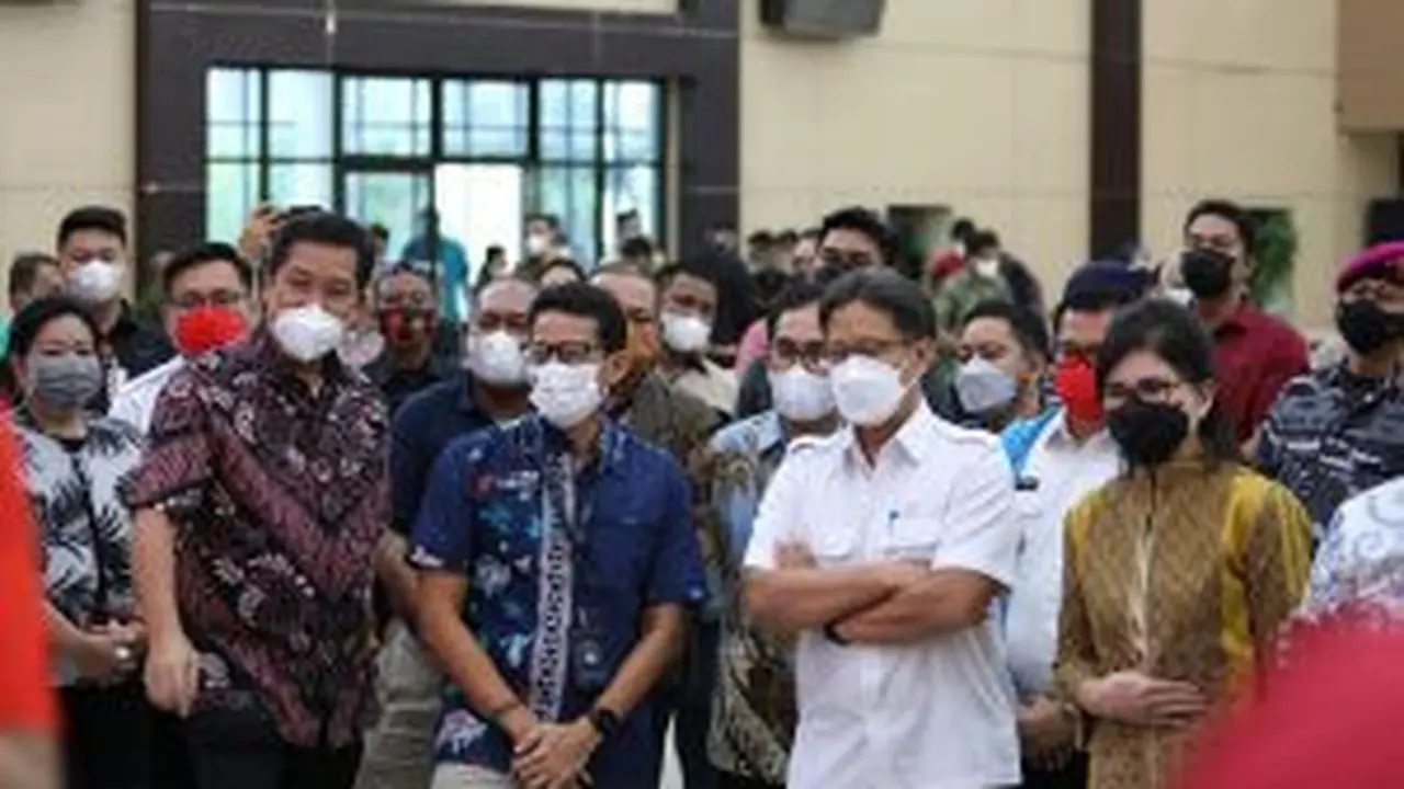 Budi Gunadi dan Sandiaga Uno memantau proses vaksinasi Covid-19 di Graha Gubernuran Sulut, Jumat (5/3/2021).