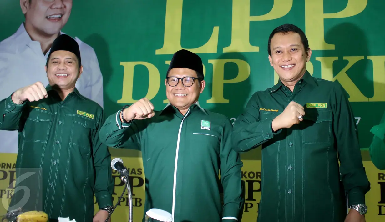 Ketum PKB Muhaimin Iskandar (tengah), Ketua LPP PKB, Marwan Ja'far dan Sekjen DPP PKB Abdul Kadir Karding foto bersama saat Pembukaan Rapat Koordinasi Nasional (Rakornas) LPP DPP PKB di Kantor DPP PKB, Jakarta, Sabtu (29/4). (Liputan6.com/Angga Yuniar)