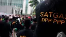 Puluhan orang yang menamakan diri Satgas PPP hendak menduduki kantor yang selama ini ditempati kubu Suryadharma Ali, Menteng, Jakarta Pusat, Selasa (2/12/2014). (Liputan6.com/Johan Tallo)