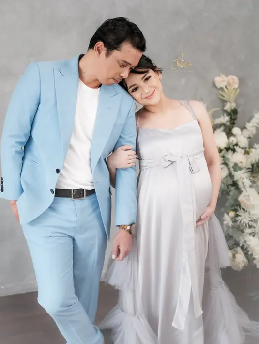 Angelica Simperler dan Rico Hidros Daeng maternity shoot (Instagram/jelomeportraiture)