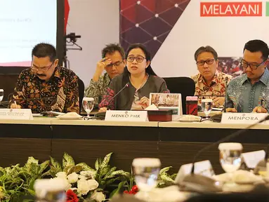 Menko PMK, Puan Maharani (kedua kiri) memimpin rapat persiapan Sea Games 2017 Kuala Lumpur di Kemenko PMK, Jakarta Pusat, Jumat (14/7). Rapat yang berlangsung tertutup itu turut dihadiri Menpora, Imam Nahrawi. (Liputan6.com/Angga Yuniar)