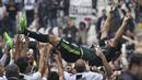Gianluigi Buffon diangkat oleh rekan setimnya di Juventus sebagai bagian dari selebrasi kemenangan Juventus meraih titel juara Serie musim 2017/18 lalu.  ( AFP/Marco Bertorello )