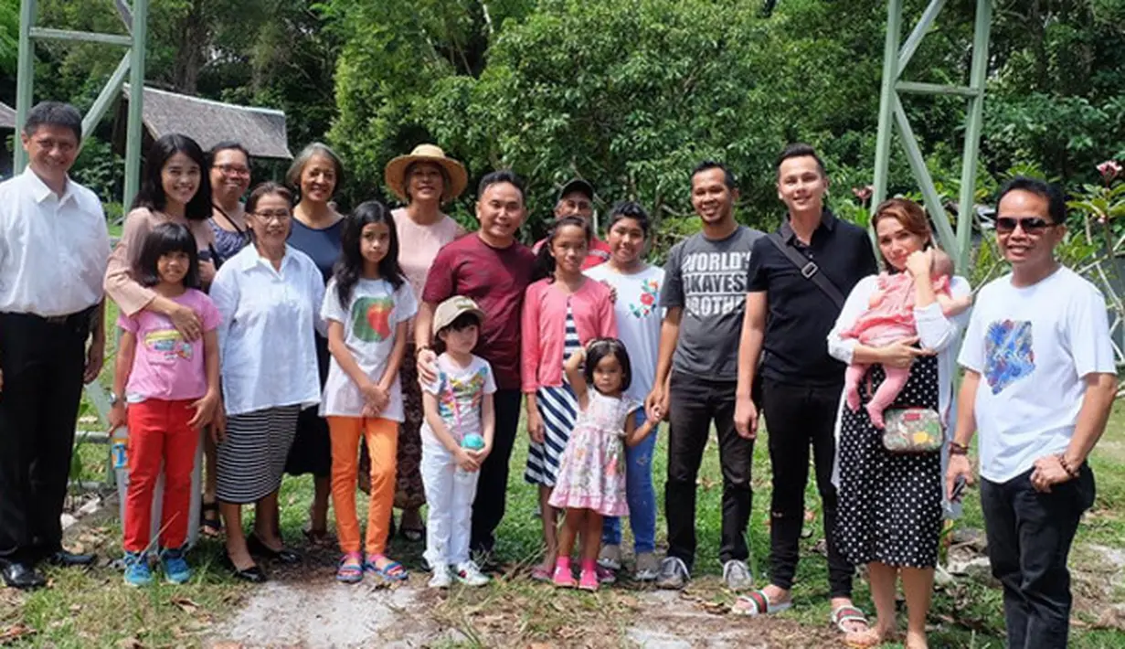 "silaturahmi," tulis ussypratama sebagai keterangan foto yang diunggah 23 Juli 2017. Tampak banyak orang dalam foto tersebut. Selain Ussy dan keluarganya, juga tampak mantan suaminya. (Instagram/ussypratama)