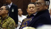 Ketua MPR Zulkifli Hasan, Ketua DPR Bambang Soesatyo dan Ketua DPD Oesman Sapta Odang saat menghadiri Refleksi Akhir Tahun dan Tahun Politik 2019 di Nusantara III, Kompleks Parlemen MPR/DPR-DPD, Senayan, Jakarta, Selasa (18/12). (Liputan6.com/Johan Tallo)