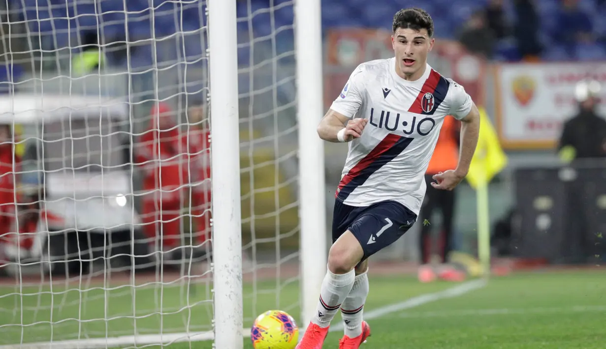 Pemain Bologna Riccardo Orsolini melakukan selebrasi usai mencetak gol ke gawang AS Roma pada pertandingan pekan ke-23 Serie A Liga Italia di Olimpico Stadio, Roma, Italia, Jumat (7/2/2020). AS Roma kalah dari Bologna 2-3. (AP Photo/Gregorio Borgia)