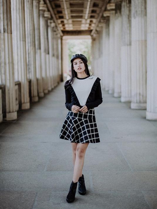 Busana klasik dan simpel ala Maudy yakni kaos lengan panjang serta rok bertema monokrom, begitu catchy dipadukan dengan topi baret serta boots warna senada. (Liputan6.com/IG/@maudyayunda)