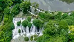 Foto dari udara memperlihatkan sejumlah wisatawan bersenang-senang di objek wisata Tianhetan, Kota Guiyang, Provinsi Guizhou, China, Selasa (9/6/2020). (Xinhua/Ou Dongqu)