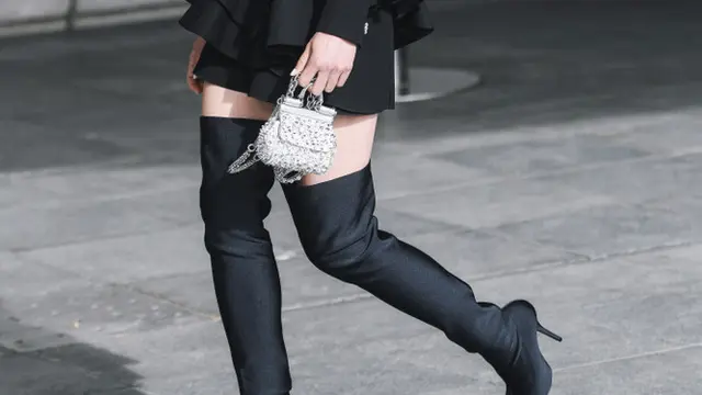 5 Gaya Mix n Match Dress dengan Boots, Bikin Penampilan Outstanding (1)