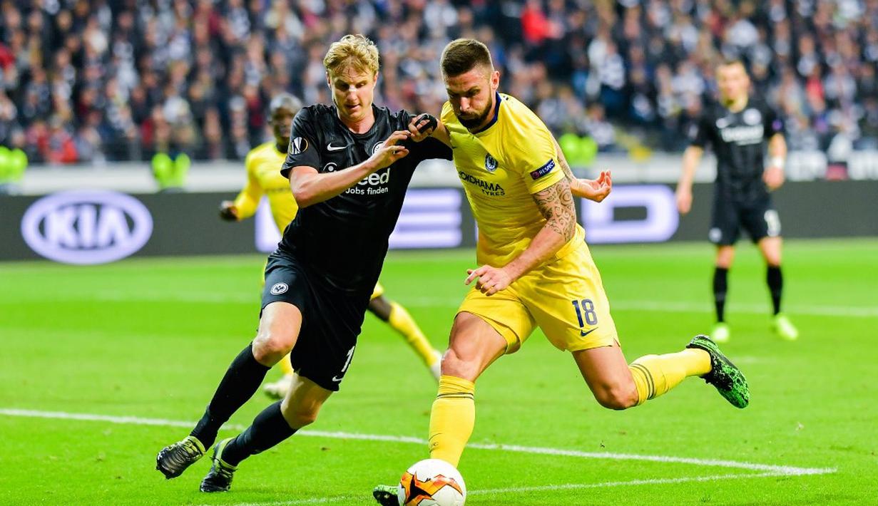 Bomber Chelsea, Olivier Groud melepaskan tendangan pada leg 1, semifinal Liga Europa yang berlangsung di Stadion Commerzbank Arena, Frankfurt, Jumat (3/5). Chelsea imbang 1-1 kontra Eintracht Frankfurt. (AFP/Uwe Anspach)